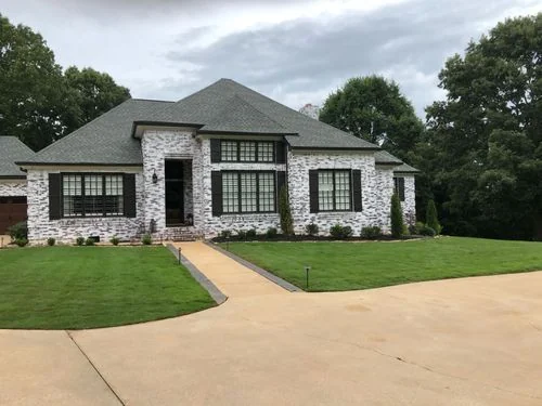 Manicured front lawn with curved driveway — Charlottesville VA